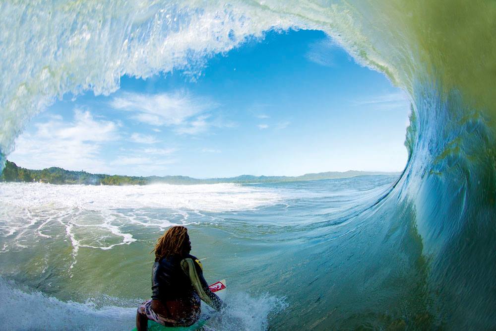 Surfear es una de las actividades locales favoritas y clases de surf están disponibles si desea empezar a surfear o mejorar su técnica