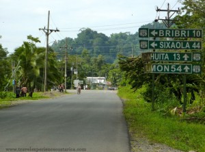 Llegando a Hone Creek desde Puerto Viejo: la carretera llega a Cahuita y Limón hacía el norte o a la frontera con Panamá en Sixaola hacía el sur