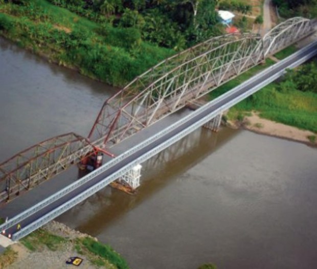The two bridges crossing the Sixaola river from Costa Rica to Panama