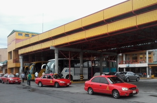 La terminal de buses Atlántico Norte en San José: la terminal no es tan moderna pero buses grande y moderna viajar entre San José y Puerto Viejo