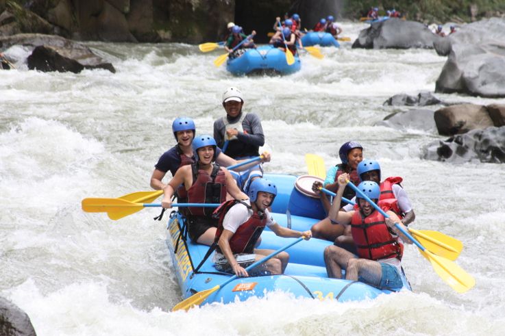 Rafting es un tour que uno tiene que hacer e incluye su transporte desde San José o Arenal hacía aquí