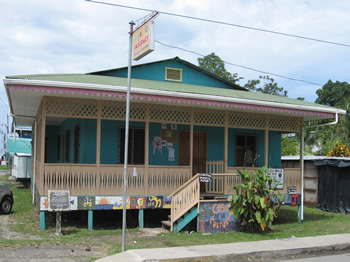 Las clases del colegio de Puerto Viejo se realizan en la Casa de la Cultura en el centro de Puerto Viejo