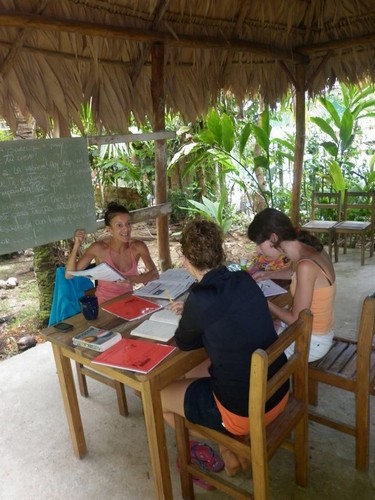 Clases de español en una escuela local