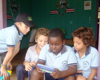 Escolares en la Escuela Playa Chiquita