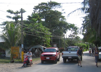 La carretera entre Puerto Viejo y Manzanillo tambien esta asfaltada