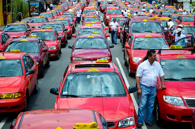 Como enseña esta foto de una huelga de taxistas, hay un montón de taxis rojos licenciados en Costa Rica y los verá en cualquier lugar en San José