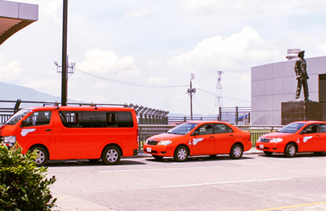 Los taxis oficiales naranjas solo operan desde el aeropuerto