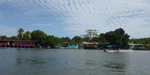 Vista al pueblo Tortuguero desde la lancha