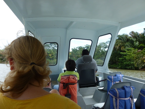 Una de las lanchas que lleva a los viajeros a Tortuguero