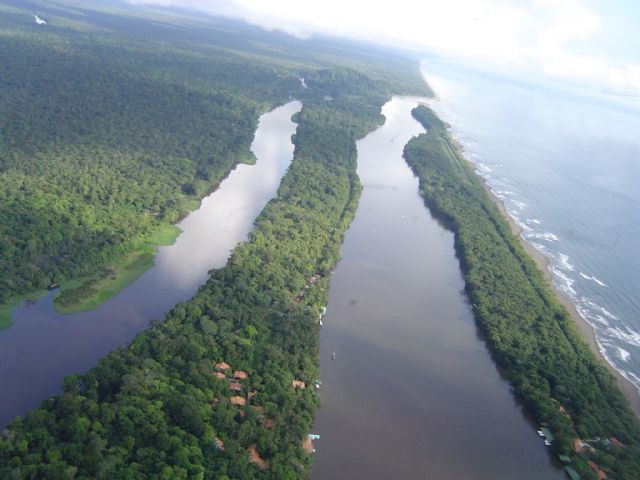 El Parque Nacional Tortuguero es accesible sólo por barco a través de los canales