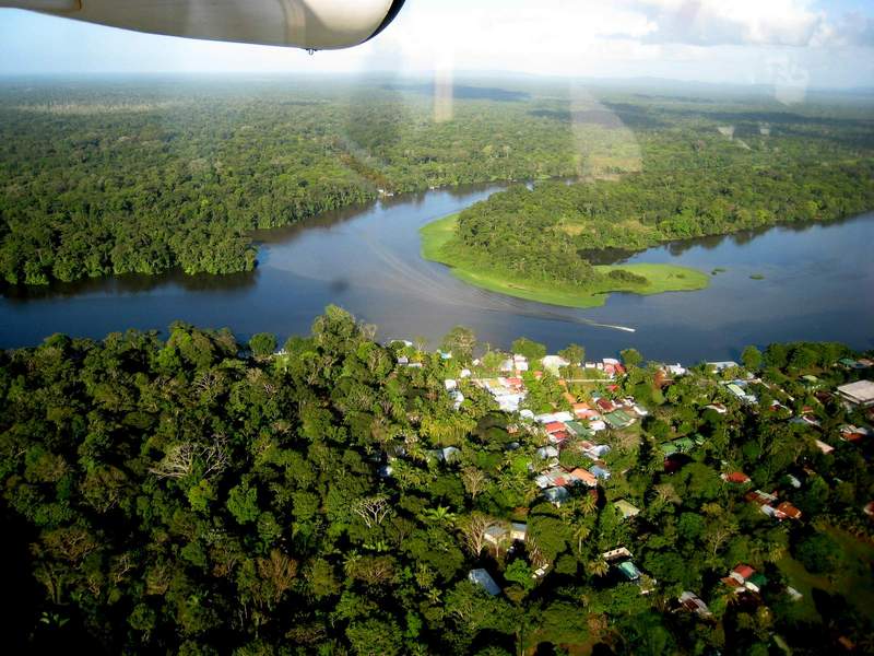 Tortuguero village del avión