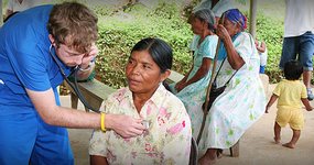 VIDA voluntarios médicos en una clínica de campo