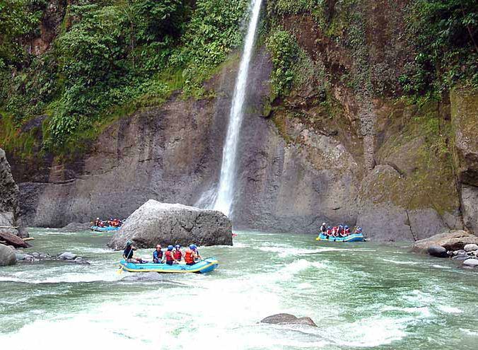 El viaje por el rio no es todas aguas bravas; hay muchas oportunidades para ver la maravillosa naturaleza de Costa Rica